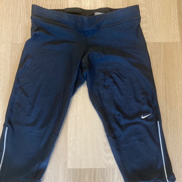 Nike women’s capris - size M - used - Picture 1 of 3